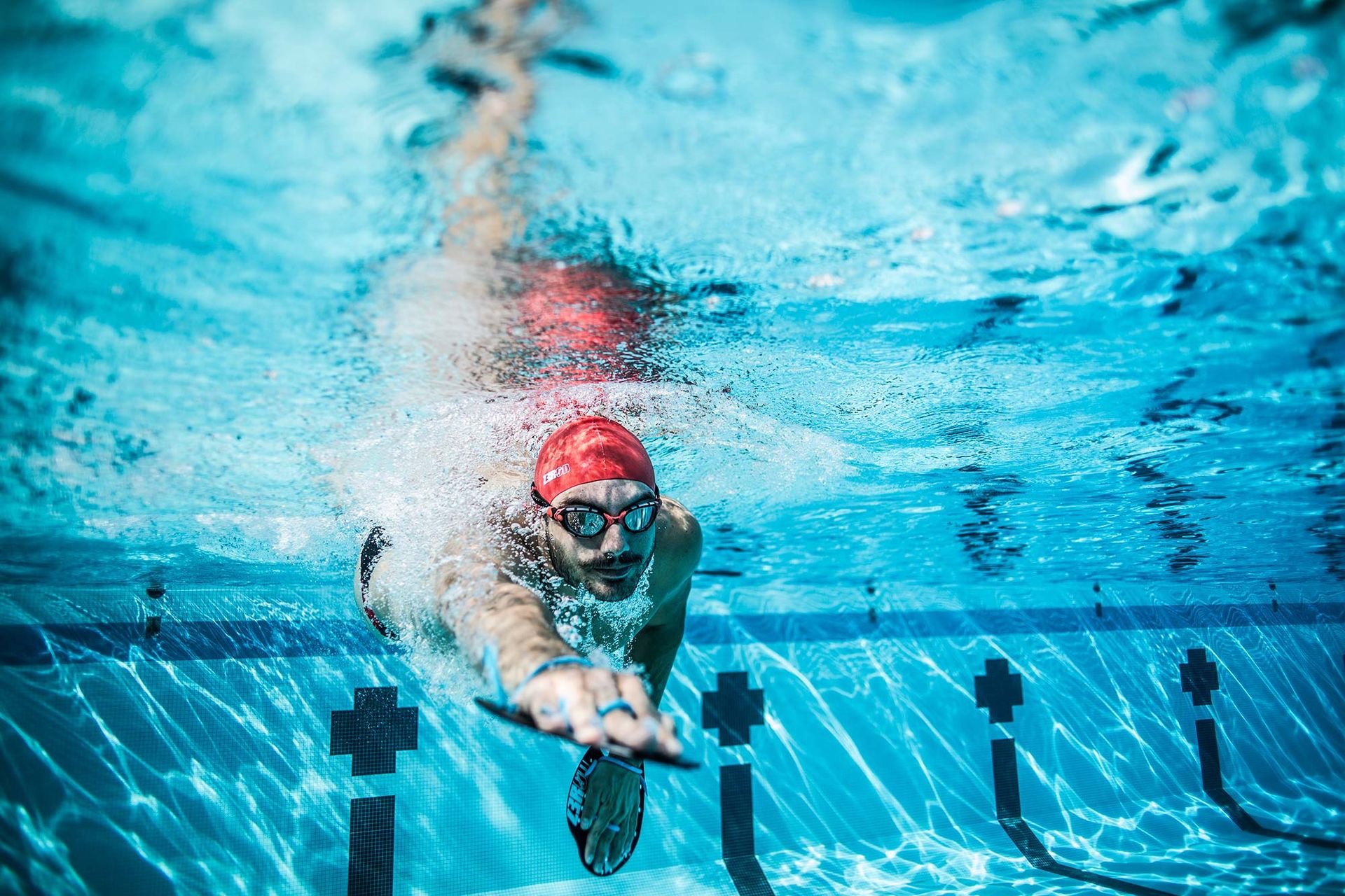 Z3R0D swim cap red / hand paddles